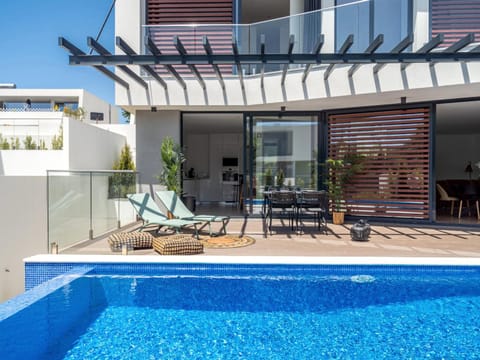 Property building, Swimming pool, sunbed