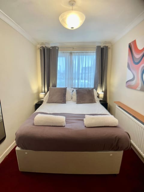 Bed, Bedroom, towels