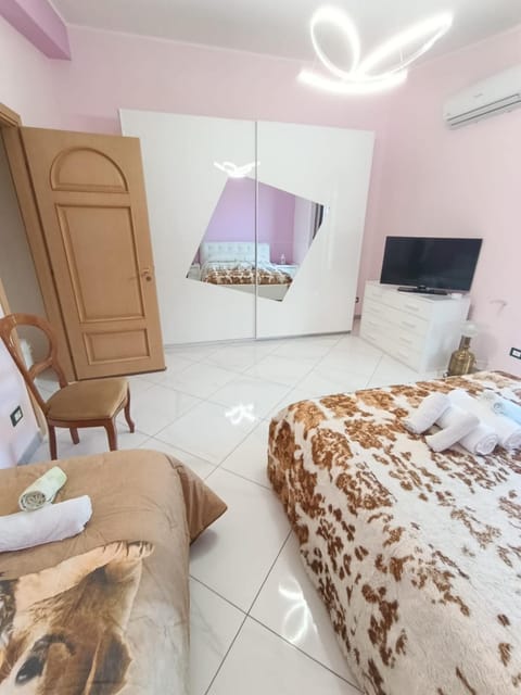 Bed, TV and multimedia, Photo of the whole room, Bedroom, wardrobe