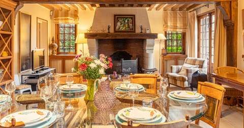 Dining area, fireplace