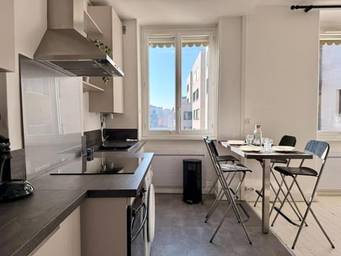 La Plume de Tolstoï - Calme, Wifi, TV connectée Apartment in Villeurbanne