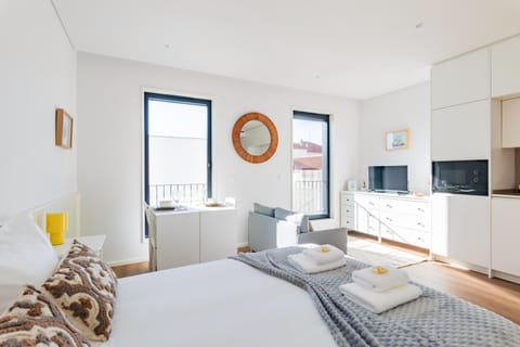 Communal lounge/ TV room, Bed, TV and multimedia, Living room, Photo of the whole room, Seating area, Bedroom