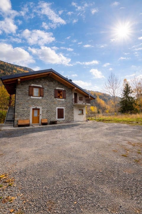 Property building, Garden, Parking
