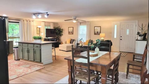 Walkable Pet Friendly Black Mountain Bungalow w Fenced yard House in Black Mountain