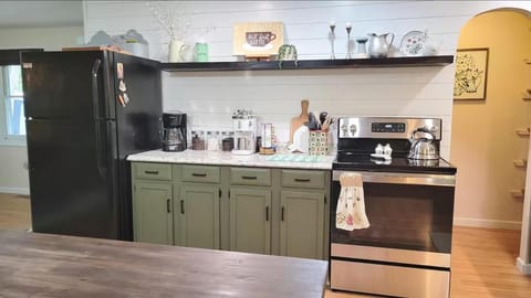 Walkable Pet Friendly Black Mountain Bungalow w Fenced yard House in Black Mountain