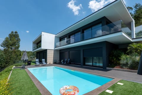 Property building, Day, Pool view, Swimming pool, sunbed