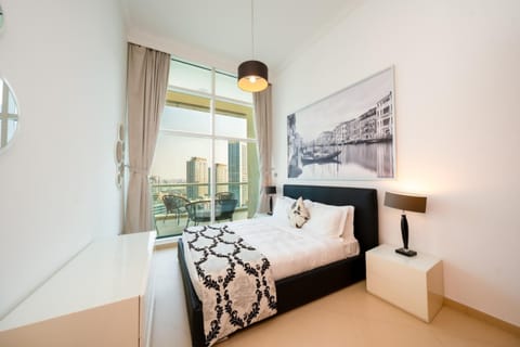 Luxury 2BR Waterfront Stay - Marina & Canal View Apartment in Dubai