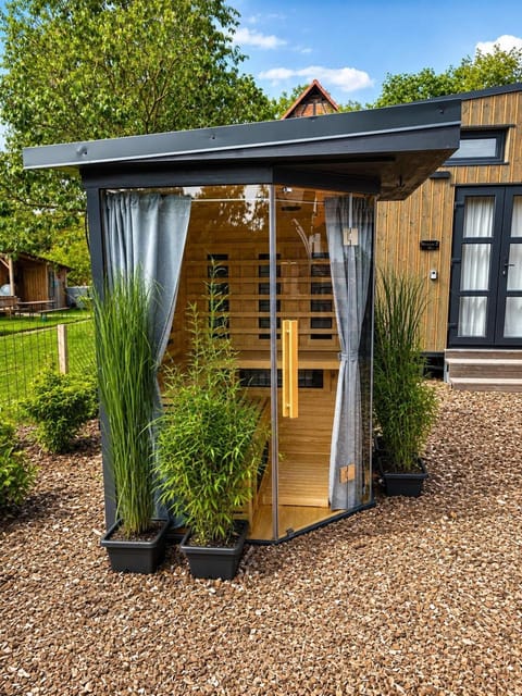 Property building, Spring, Day, Garden, Sauna, Garden view