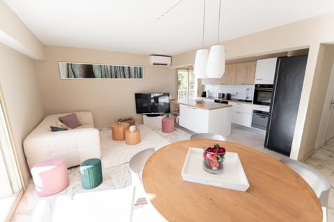 Communal lounge/ TV room, Bed, TV and multimedia, Kitchen or kitchenette, Living room, Photo of the whole room, Seating area, Dining area, Evening entertainment, oven, stove