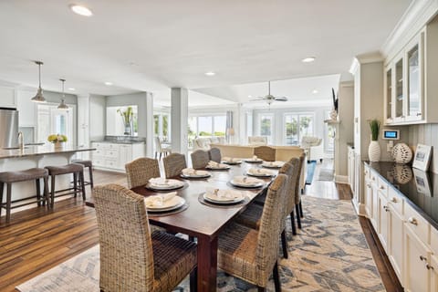 3302 Palm- OCEAN FRONT, POOL, ELEVATOR, FIRE PIT, PUTTING GREEN ⛳️ House in Isle of Palms