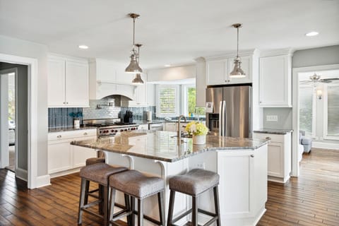 3302 Palm- OCEAN FRONT, POOL, ELEVATOR, FIRE PIT, PUTTING GREEN ⛳️ House in Isle of Palms