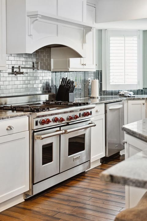 3302 Palm- OCEAN FRONT, POOL, ELEVATOR, FIRE PIT, PUTTING GREEN ⛳️ House in Isle of Palms