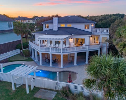 3302 Palm- OCEAN FRONT, POOL, ELEVATOR, FIRE PIT, PUTTING GREEN ⛳️ House in Isle of Palms