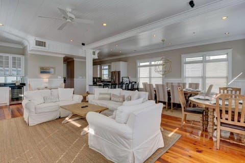 'Beach Daze'~ ELEVATOR, PRIVATE POOL, ROOF TOP WITH OCEAN VIEWS House in Isle of Palms