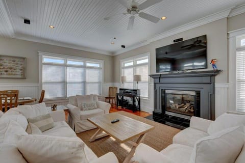 'Beach Daze'~ ELEVATOR, PRIVATE POOL, ROOF TOP WITH OCEAN VIEWS House in Isle of Palms