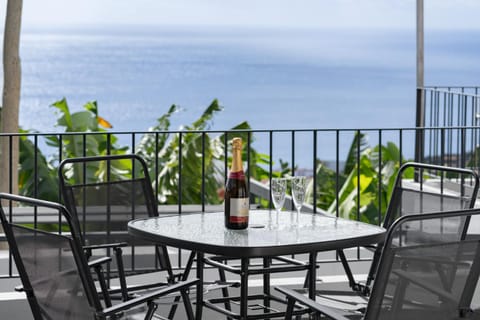 Patio, Day, Natural landscape, View (from property/room), Balcony/Terrace, Food and drinks, Other, Dining area, Sea view, Drinks, Alcoholic drinks