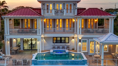 'Belle Mer'~ OCEAN FRONT, PRIVATE POOL, HOT TUB, ELEVATOR House in Isle of Palms