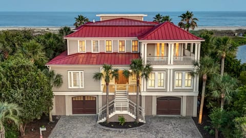 'Belle Mer'~ OCEAN FRONT, PRIVATE POOL, HOT TUB, ELEVATOR House in Isle of Palms