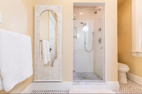 Huge Historic Home- Poker Room, 6BR 5BA, Walkable House in Louisville