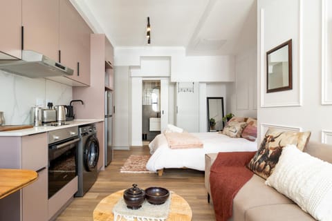 Bed, Coffee/tea facilities, Kitchen or kitchenette, Living room, Photo of the whole room, Seating area, Dining area, Bedroom, oven, stove, toaster