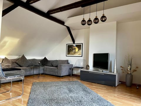 Communal lounge/ TV room, TV and multimedia, Living room, Seating area, Evening entertainment