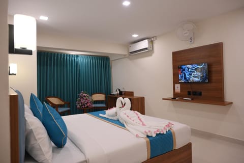 Bed, TV and multimedia, Living room, Photo of the whole room, Seating area