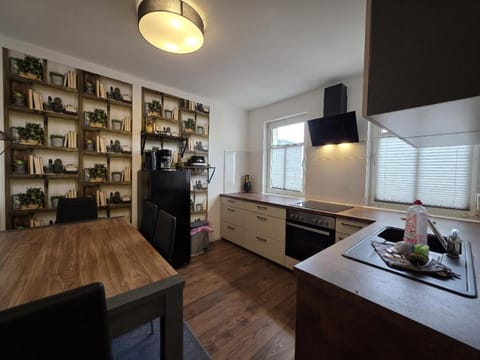 Coffee/tea facilities, Kitchen or kitchenette, Dining area, stove