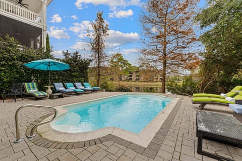 Property building, Day, Swimming pool