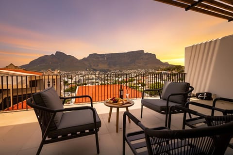 Balcony/Terrace, City view, Mountain view