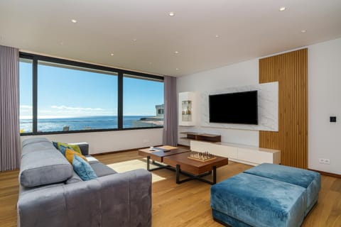 Communal lounge/ TV room, Natural landscape, TV and multimedia, Living room, Seating area, Sea view