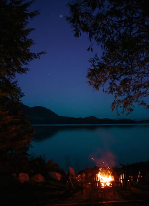 First Light - Vintage waterfront with hot tub - One Bedroom House in Tofino