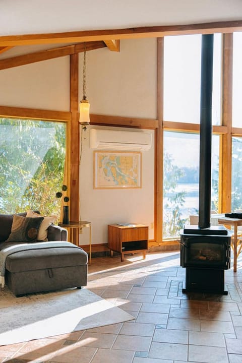 First Light - Vintage waterfront with hot tub - One Bedroom House in Tofino