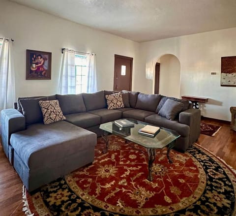 3 bed 2 bath Hacienda near Downtown and NMSU. House in Las Cruces