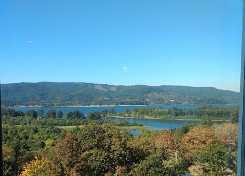 River & Garden View Suite of Kalama Oaks Lodge Apartment in Washington
