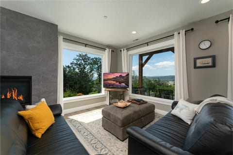 River & Garden View Suite of Kalama Oaks Lodge Apartment in Washington