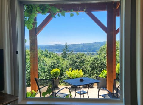 River & Garden View Suite of Kalama Oaks Lodge Apartment in Washington