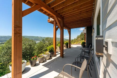 River & Garden View Suite of Kalama Oaks Lodge Apartment in Washington