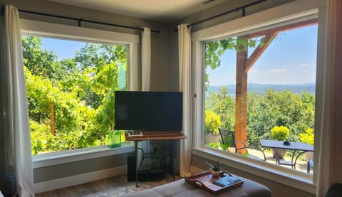 River & Garden View Suite of Kalama Oaks Lodge Apartment in Washington
