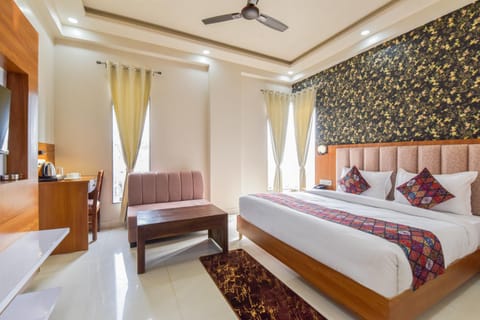 Bed, Photo of the whole room, Seating area, Bedroom