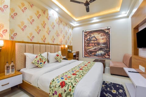 Bed, TV and multimedia, Photo of the whole room, Decorative detail, Evening entertainment, Bedroom