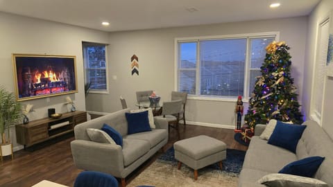 TV and multimedia, Living room, Seating area, Dining area