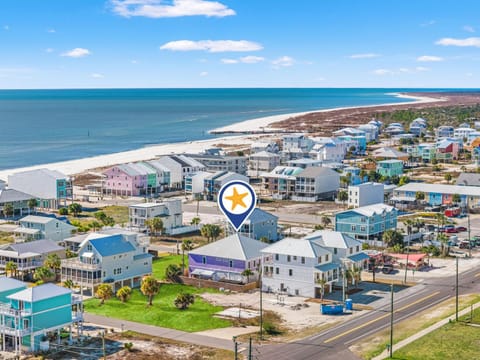 Property building, Day, Neighbourhood, Natural landscape, Bird's eye view, Beach, City view, Sea view, Street view, Location