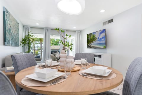 TV and multimedia, Living room, Seating area, Dining area