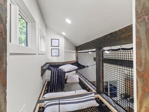 Above The Trees-Hot Tub-On MTB Trail-Unique&Luxury House in Rogers