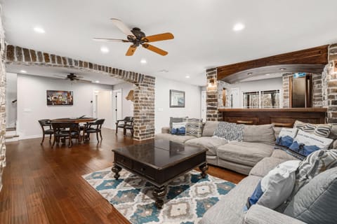 Tristan Trail House-ON MTB Trail-Hot Tub-Gameroom House in Rogers