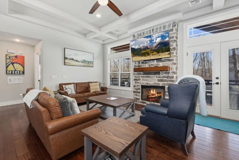 Tristan Trail House-ON MTB Trail-Hot Tub-Gameroom House in Rogers