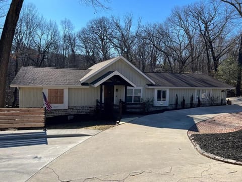 Tristan Trail House-ON MTB Trail-Hot Tub-Gameroom House in Rogers