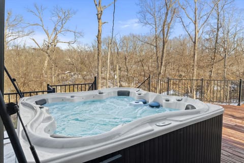 Tristan Trail House-ON MTB Trail-Hot Tub-Gameroom House in Rogers