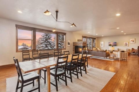 TV and multimedia, Living room, Seating area, Dining area, fireplace