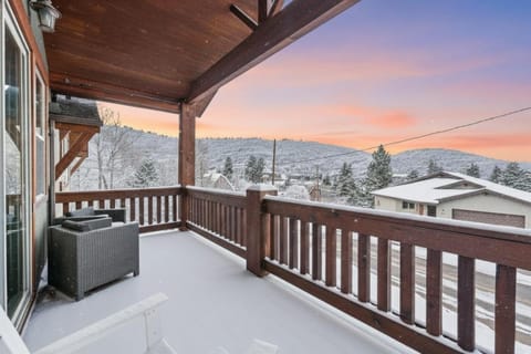 Property building, Patio, Day, Natural landscape, Winter, View (from property/room), Balcony/Terrace, Mountain view
